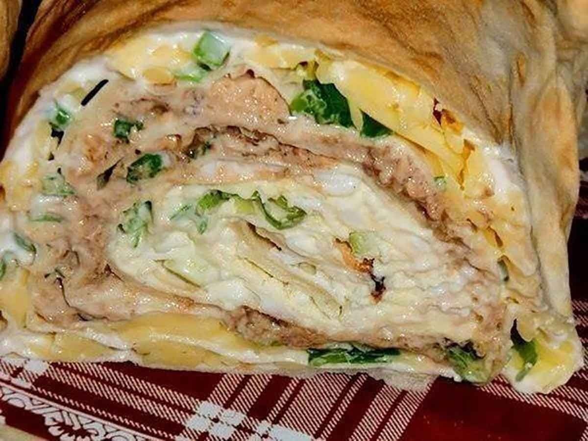 Лаваш с яйцом сыром и зеленым луком