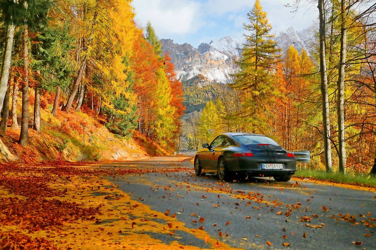Осенняя дорога домой. Осенняя дорога. Осень дорога машина. Машина осенью. Машина на осенней дороге.