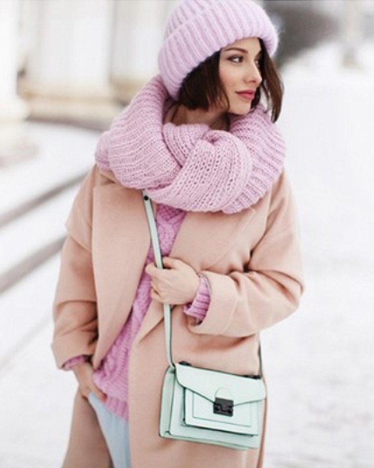 Розовое пальто и шарф