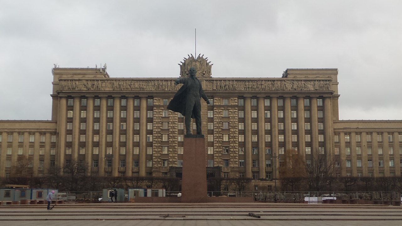 Памятник ленина в метро. Станция метро Московская Санкт-Петербург Ленин. Станция метро Московская Санкт-Петербург памятник Ленина. Метро Московская памятник Ленину фото. Здание за памятником Ленину на Московском проспекте.