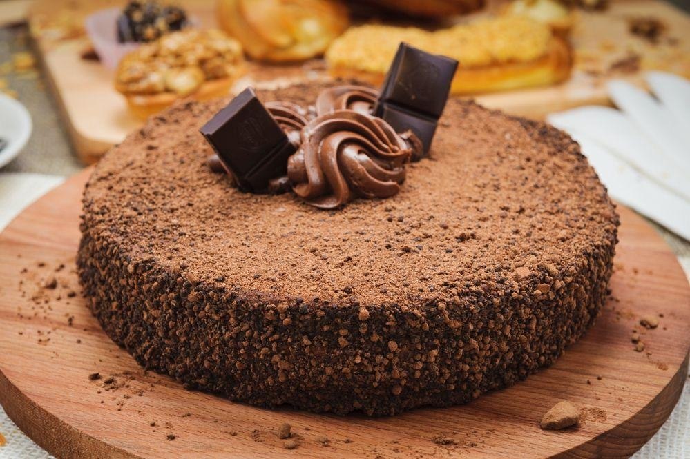 Шоколад посыпанный шоколадом. Шоколадный бисквит. Украшение торта шоколадной крошкой. Домашний шоколадный торт. Шоколадный бисквитный торт.