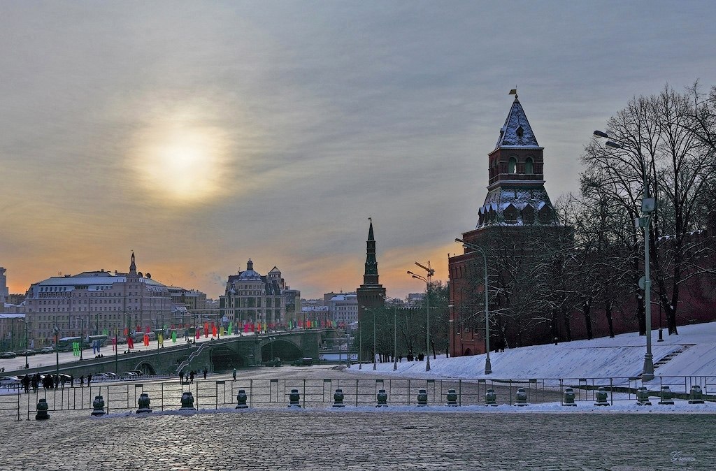 Москва зимой фото. Зимнее утро в Москве. Зимняя Москва утром. Москва утро зима. Кремль утро зима.