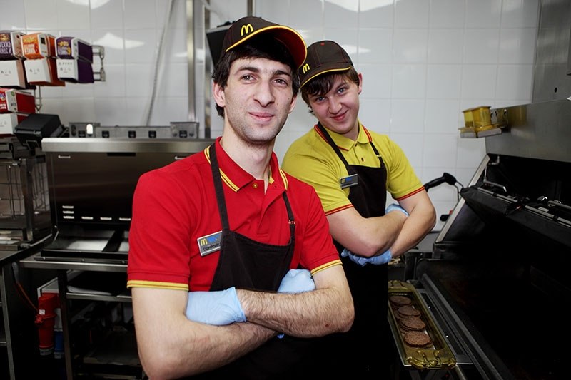 Mcdonalds employee. Работник макдональдс. Продавец Макдональдса. Форма работников Макдональдса. Кассир Макдональдса.