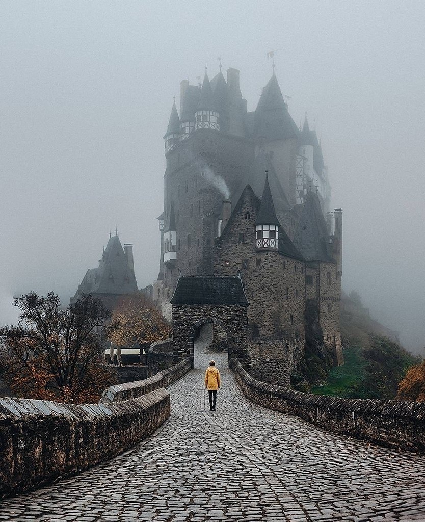 Замок Эльц в тумане