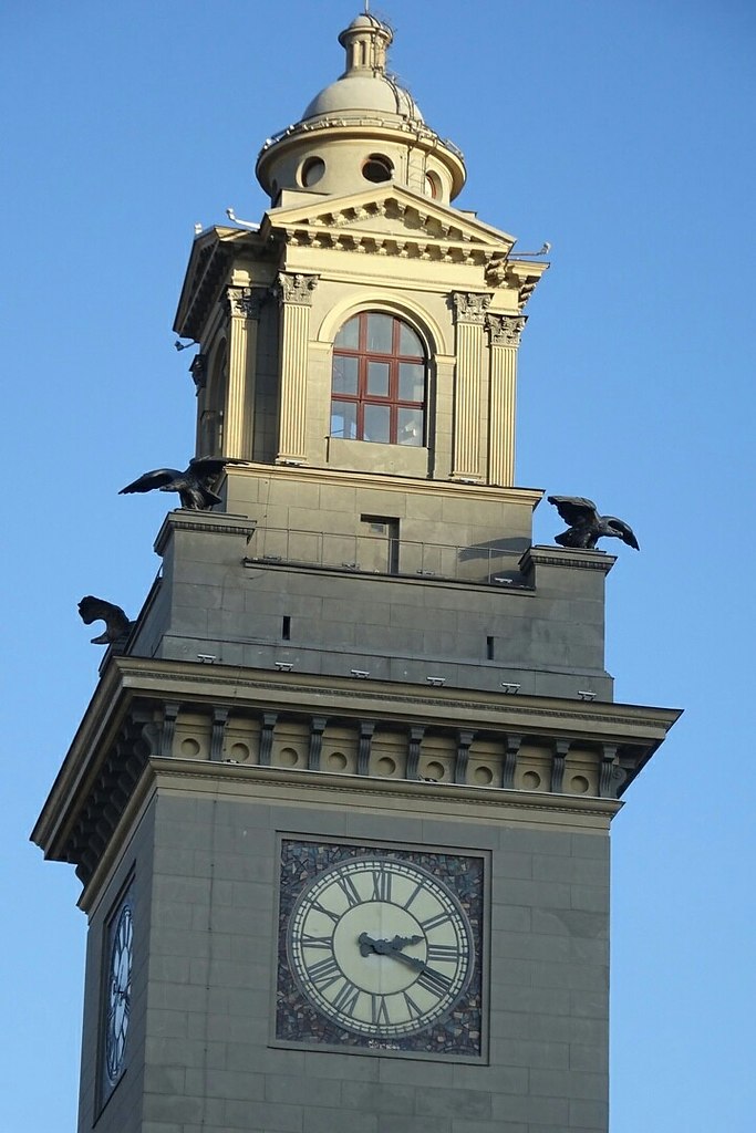 Башня киевского вокзала с часами