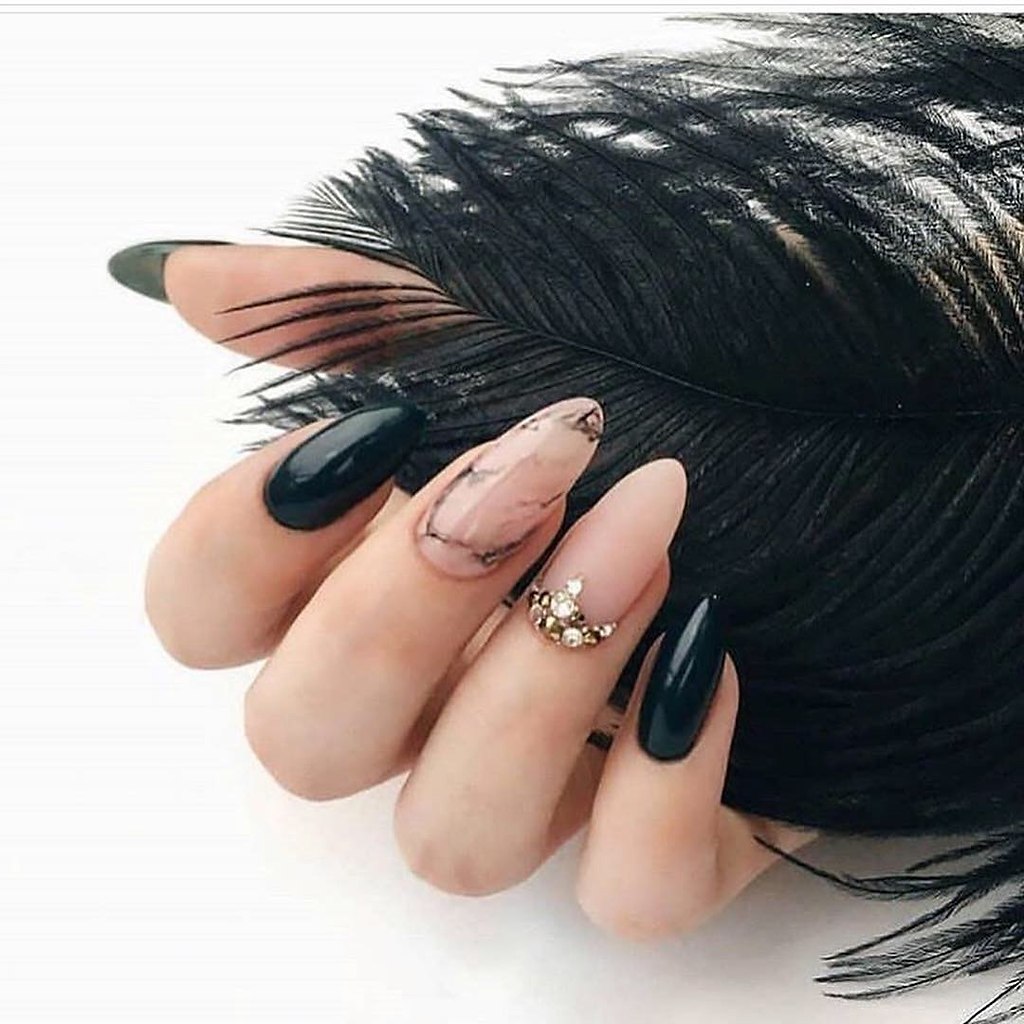 Дизайн перья на черных ногтях