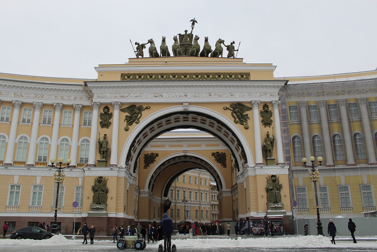 Музей арка главного штаба в санкт петербурге. Арка главного штаба в Санкт-Петербурге. Аттик Триумфальной арки главного штаба. Арка Генштаба в Санкт-Петербурге. Колесница славы на арке главного штаба в Санкт-Петербурге.