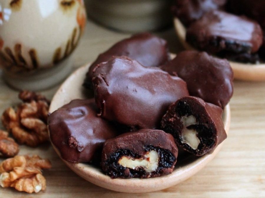 Десерт с черносливом и грецкими орехами в шоколаде