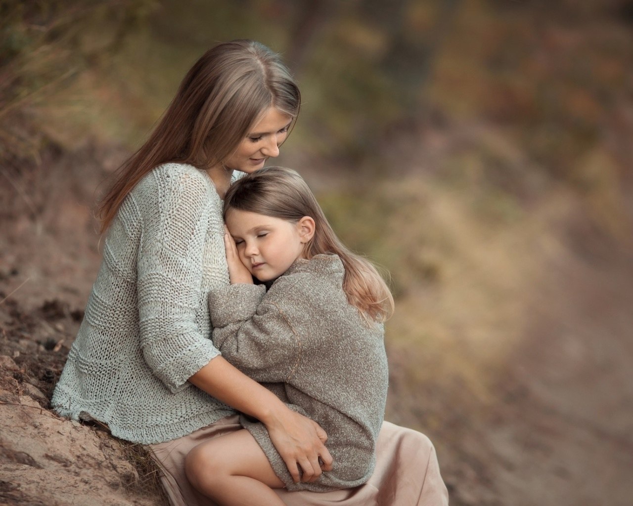 Девушка обнимает ребенка