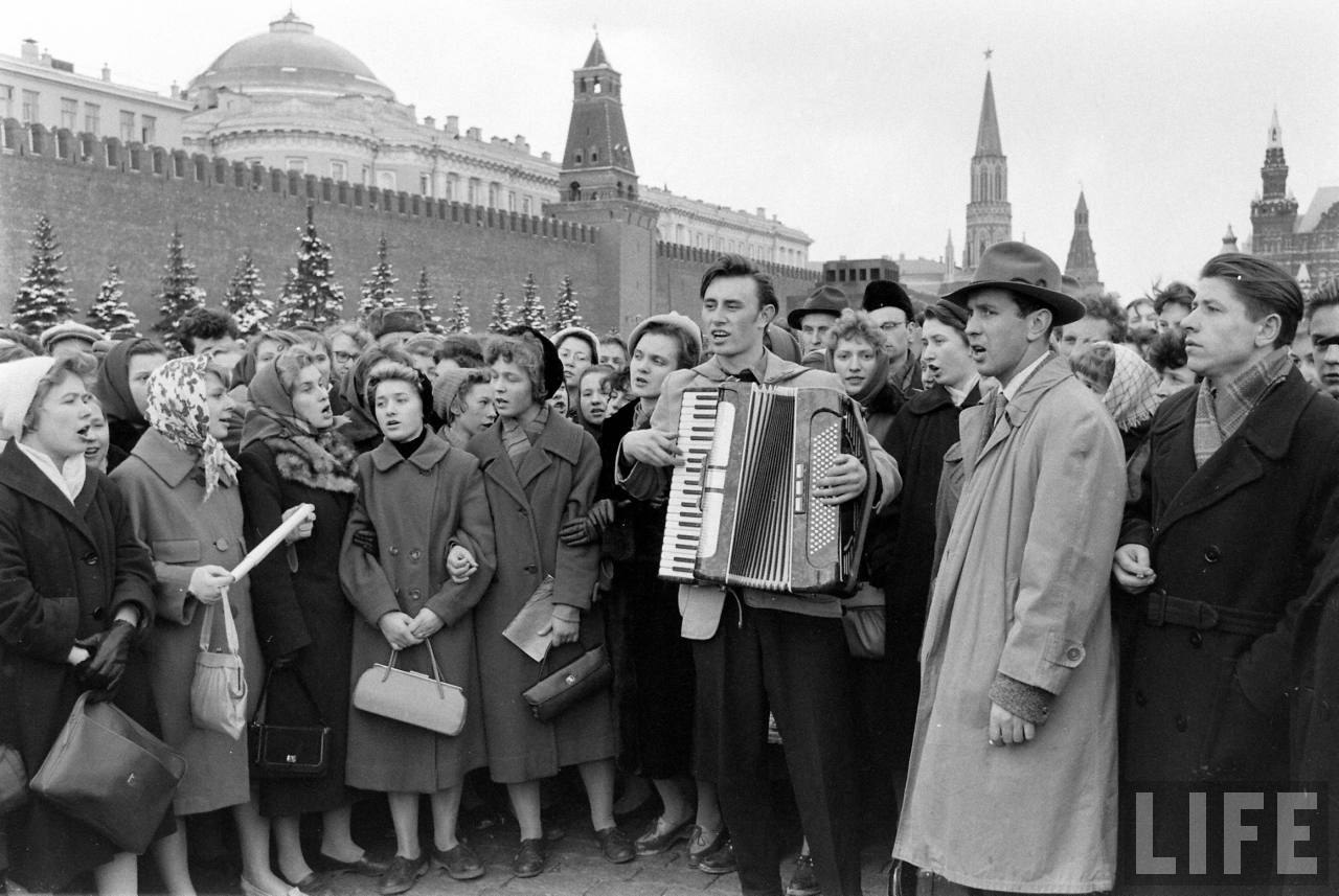 Ликование на красной площади в честь полёта Гагарина 1961