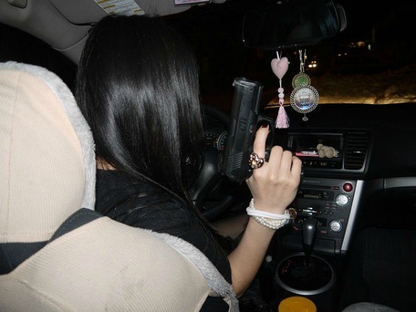 Фото со спины девушки брюнетки в машине