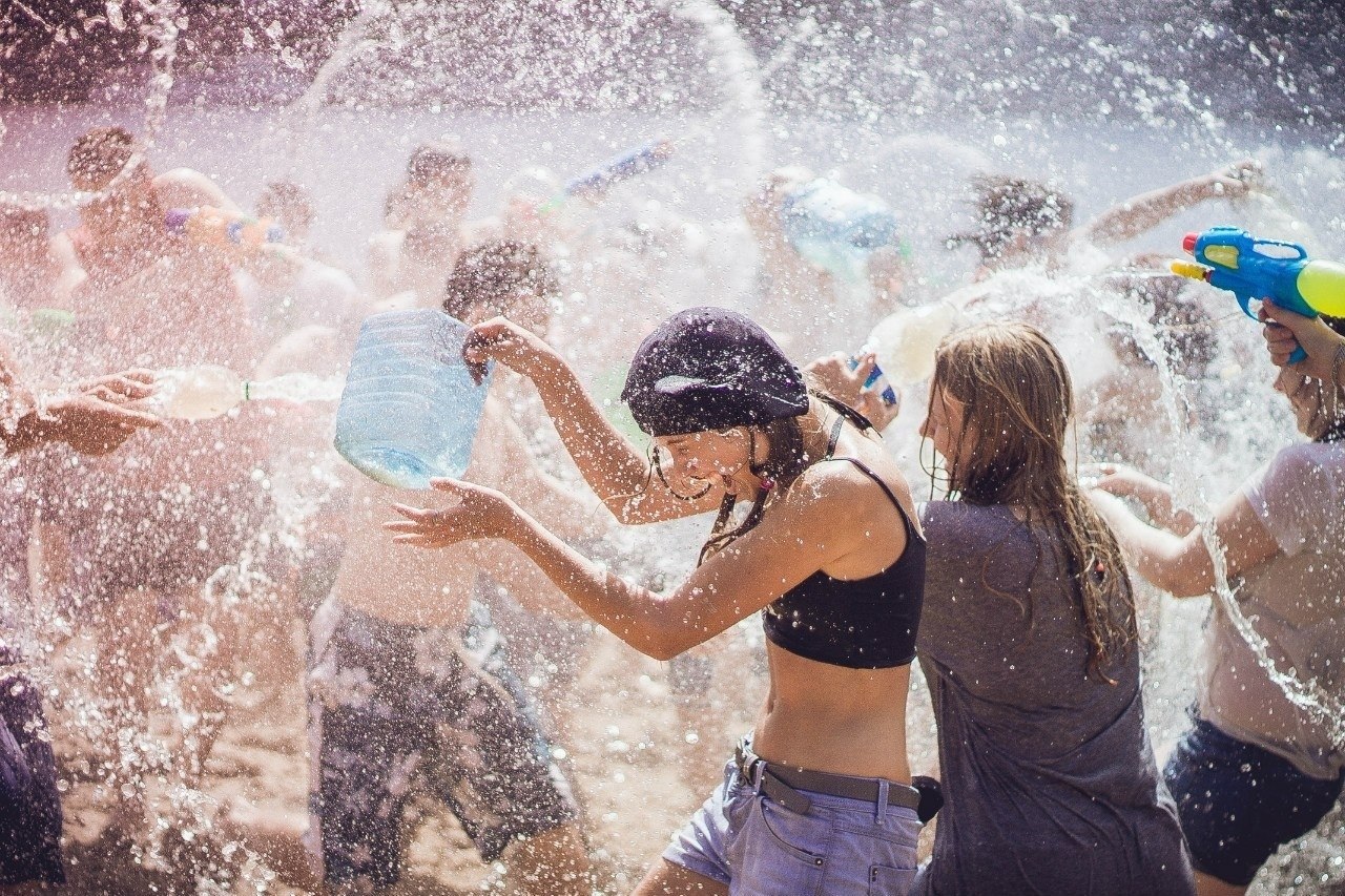 Мелстрой обливает водой за 5. Летние развлечения. Брызгаться водой. Дети брызгаются водой. Развлечения летом.
