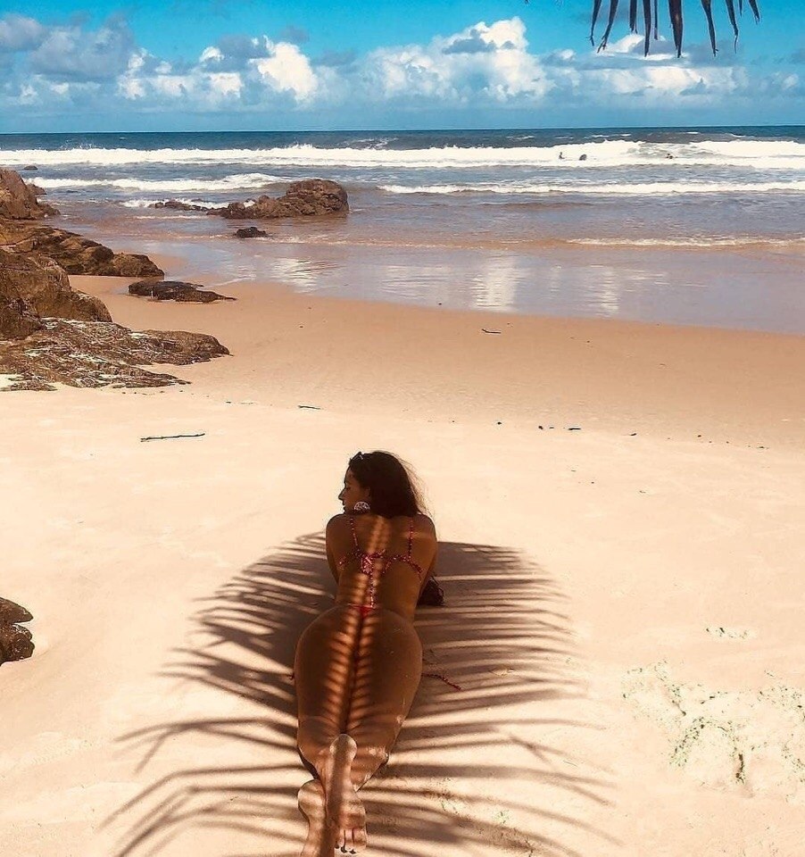 Тень от пальмы на пляже