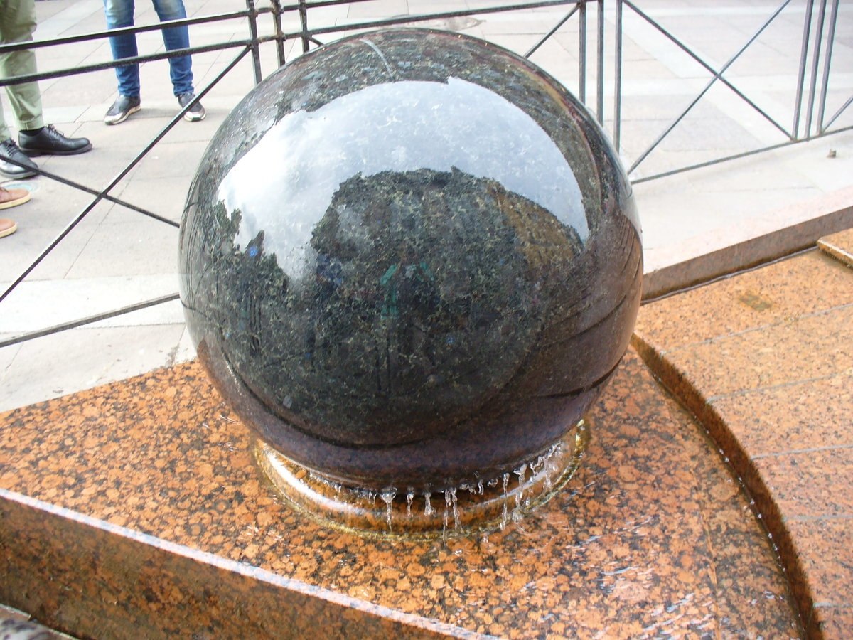 Фонтан с каменным шаром