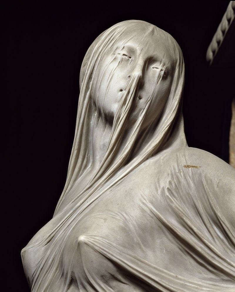 статуи из мрамора с вуалью