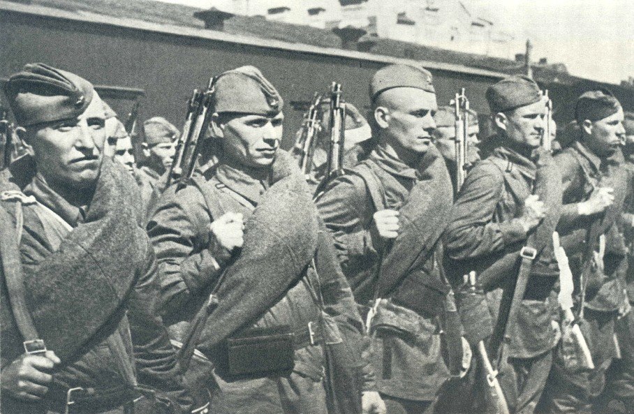 Фото шли солдаты на войну