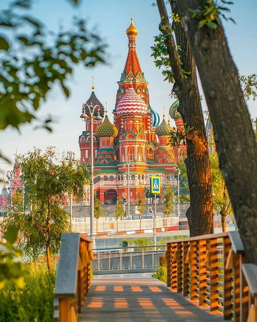 Самое интересное в москве. Покровский собор Зарядье. Парк Зарядье у храма Василия Блаженного. Красивые и интересные места в Москве. Самые красивые места Москвы.