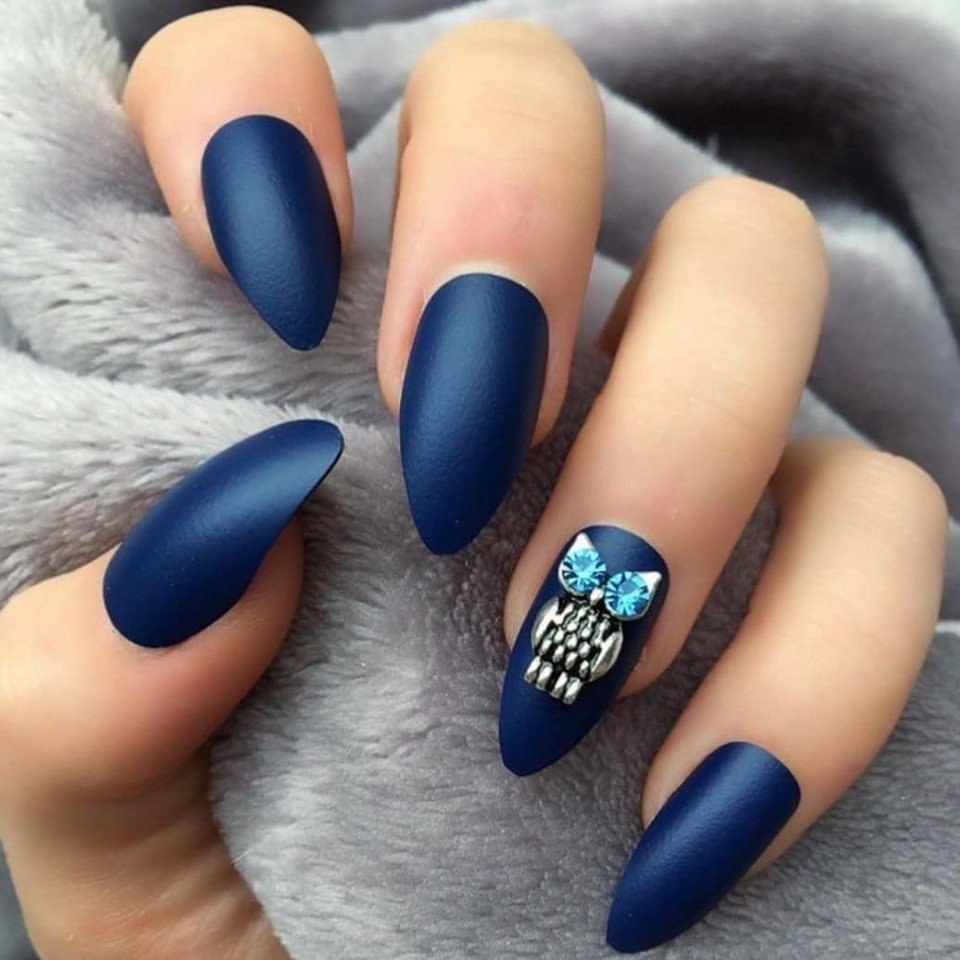Синий маникюр на миндалевидные ногти