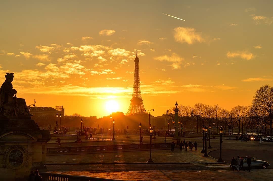 Paris санкт петербург. Париж закат. Рассвет в Париже. Париж солнце. Париж город.