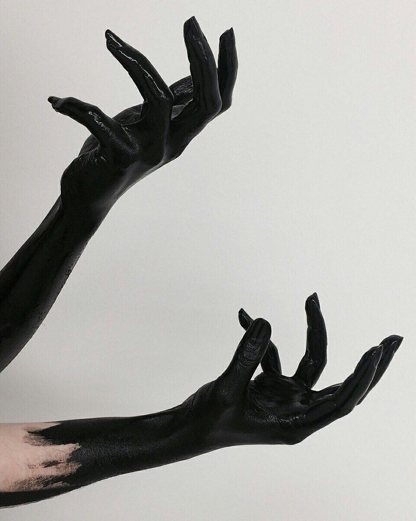 Руки в черной краске Эстетика