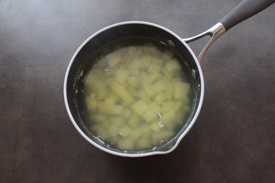 Картошку кидают в кипящую воду. Сырный суп с пармезаном. Куриный суп с яблоками Мем. Плавленный сырок с луком для супа фото.