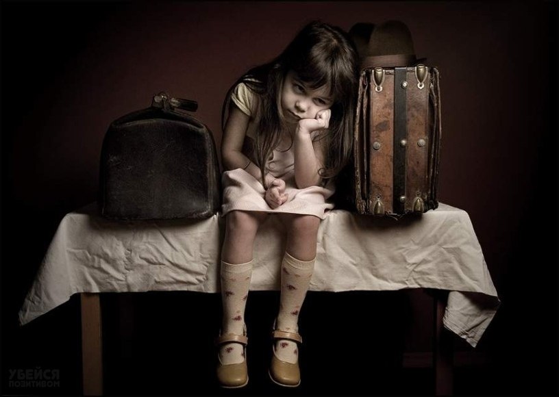 Девушка собирает чемодан