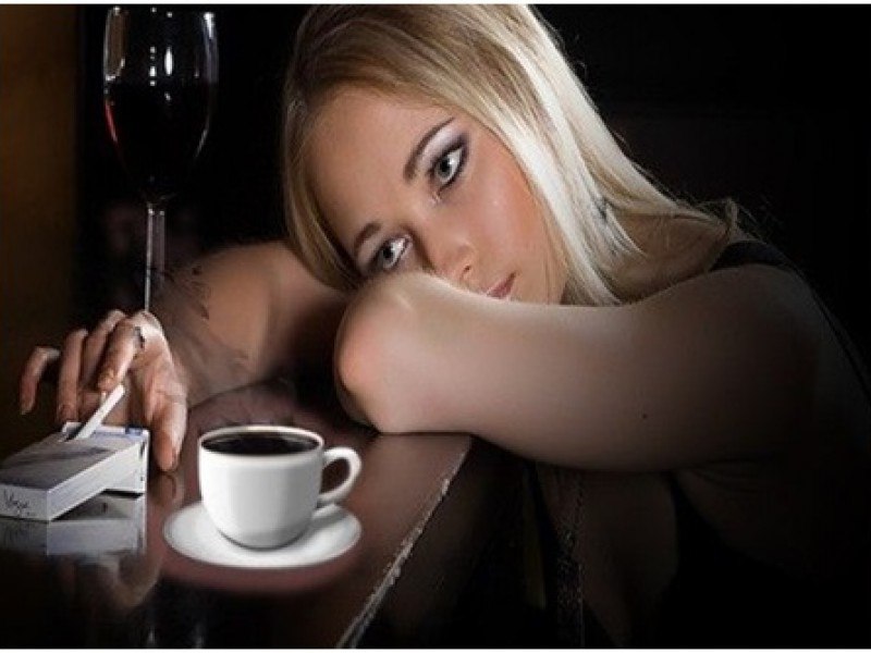 Вечер женщины видео. Девушка с кофе. Девушка в кресле с чашкой кофе. Грустная женщина с чашкой кофе. Девушка с кружкой в кресле.