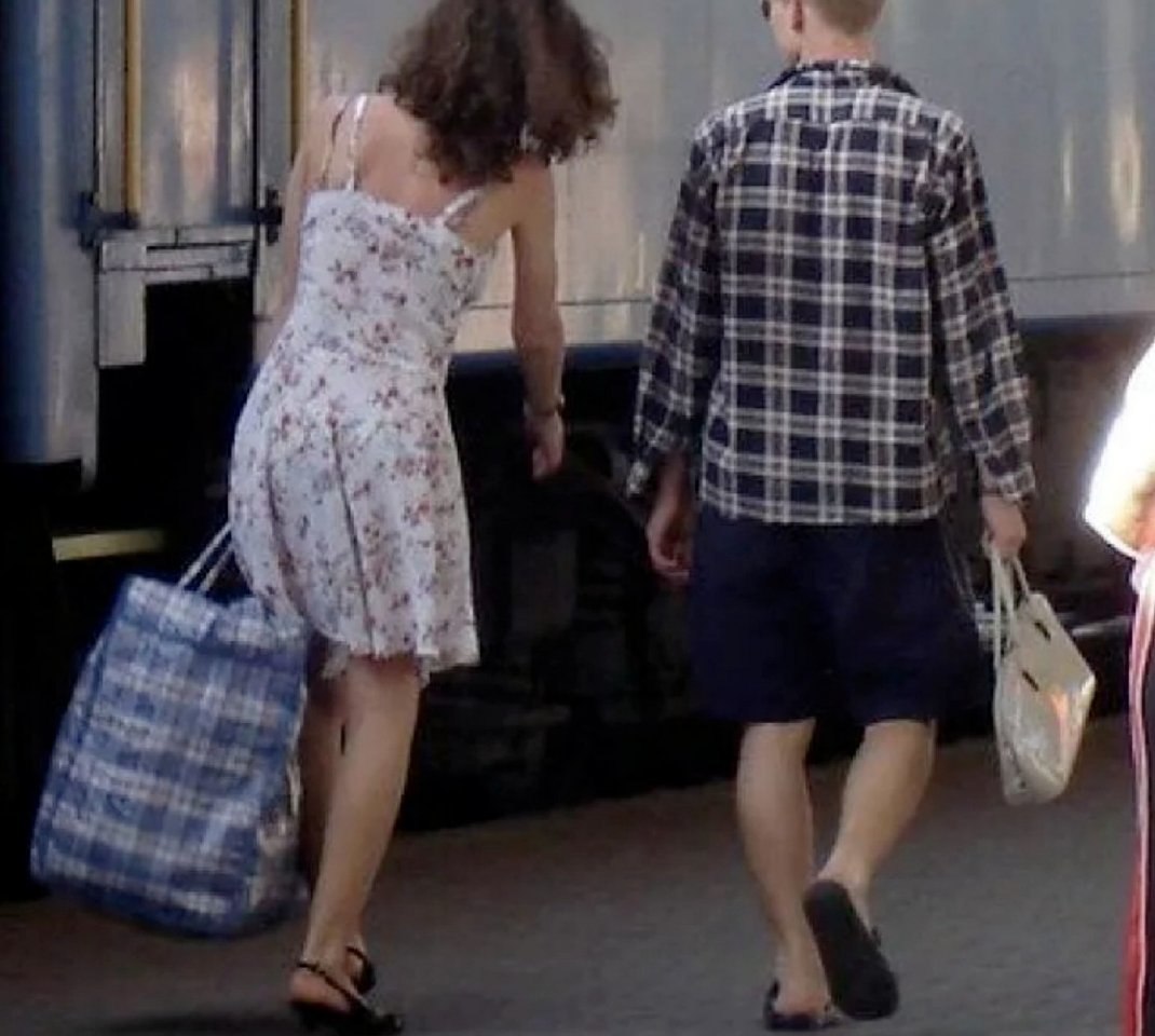 Мужчины ходят в женском. Девушка несет сумку. Мужчина несет женскую сумочку. Мужчина несет сумки. Баба несет сумки.