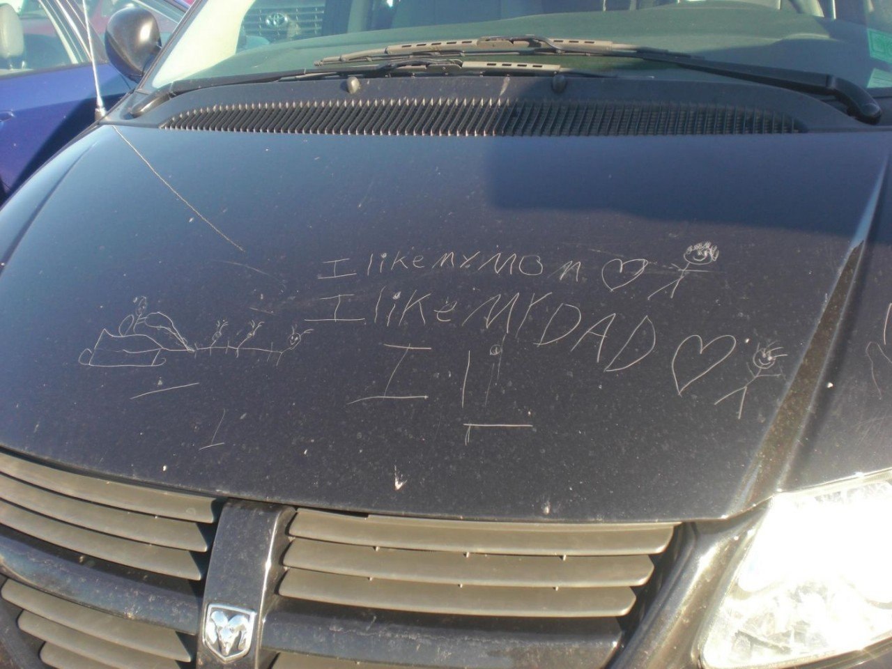 Нацарапанная надпись на машине