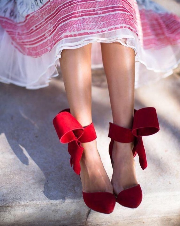 Ноги с красными туфлями