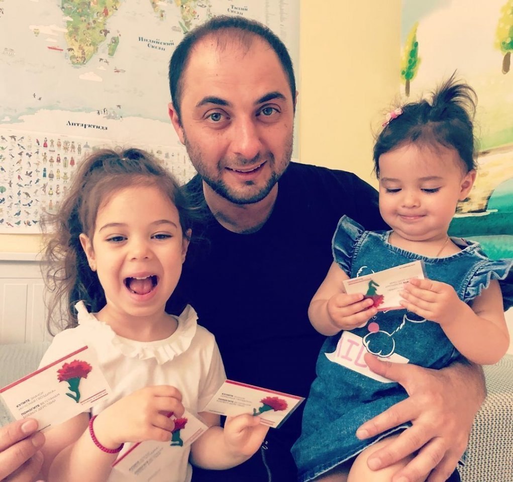 Демис карибидис с женой и детьми фото