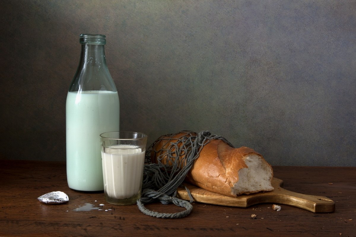 Бутылочка кефира. Молоко в бутылке. Натюрморт с хлебом и молоком. Натюрморт с молоком. Хлеб и молоко.