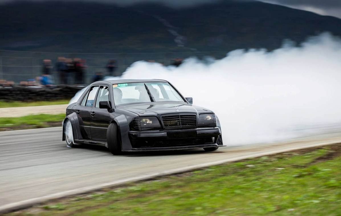 Mercedes drift. Mercedes-Benz w124 дрифт. Mercedes 124 дрифт. Mercedes Benz w124 Drift. Мерседес 124 купе дрифт.