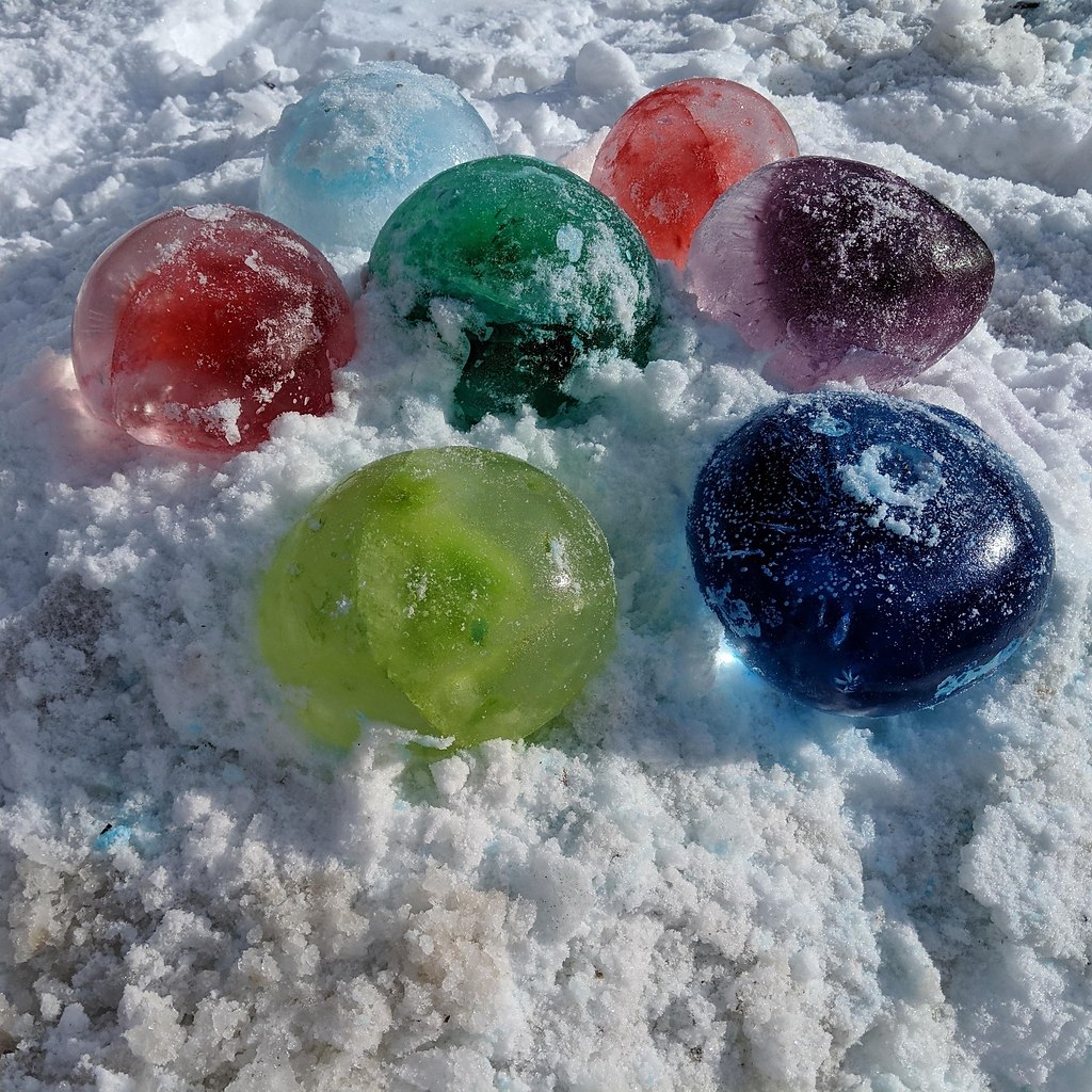Светящиеся ледяные шары
