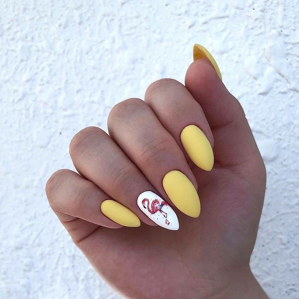 Жёлтый маникюр 2022 на короткие ногти с дизайном