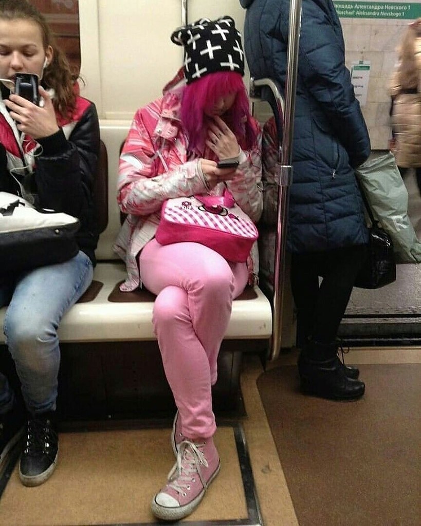 Странно одетые люди в метро