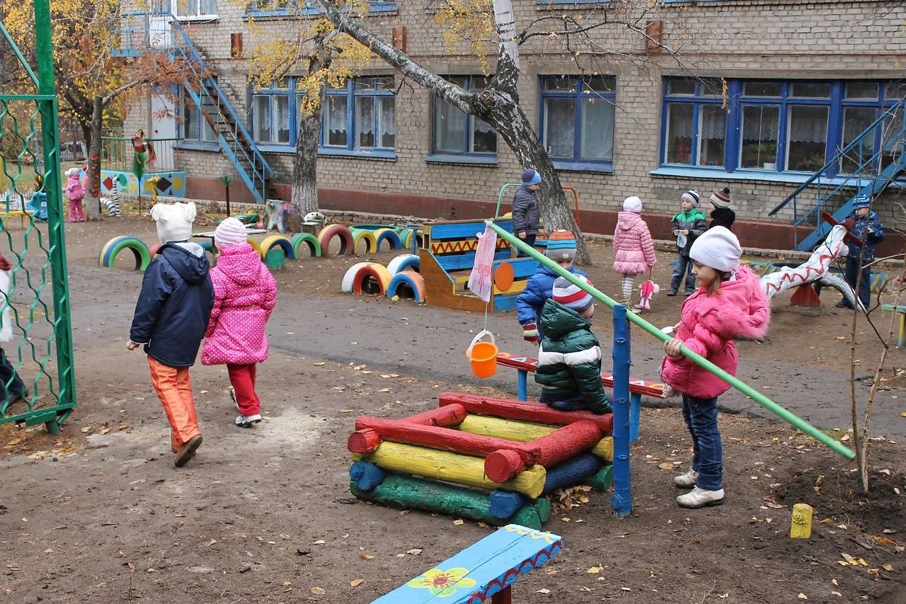 Дети в садике на прогулке