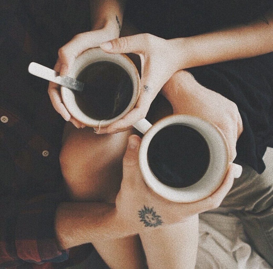 Кофе и девушка с парнем.