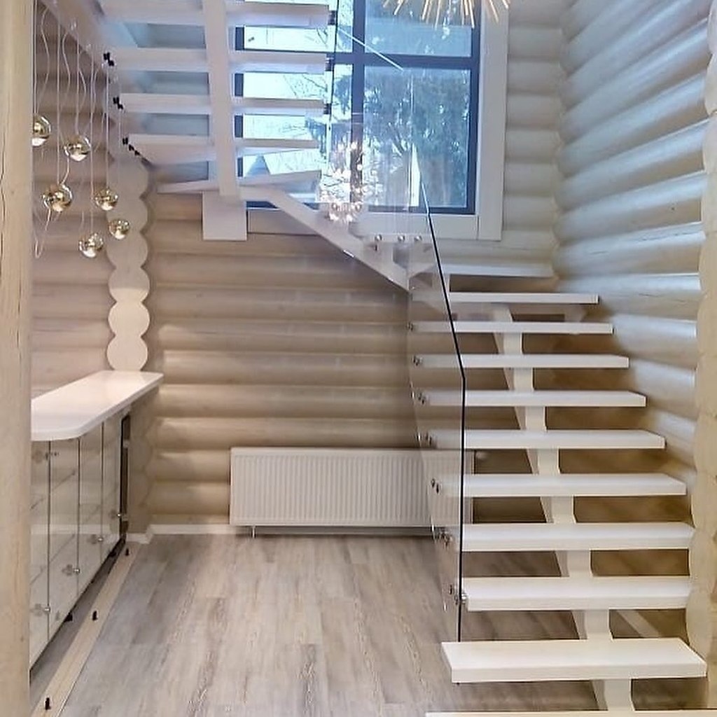 лестница в интерьере дома из бруса