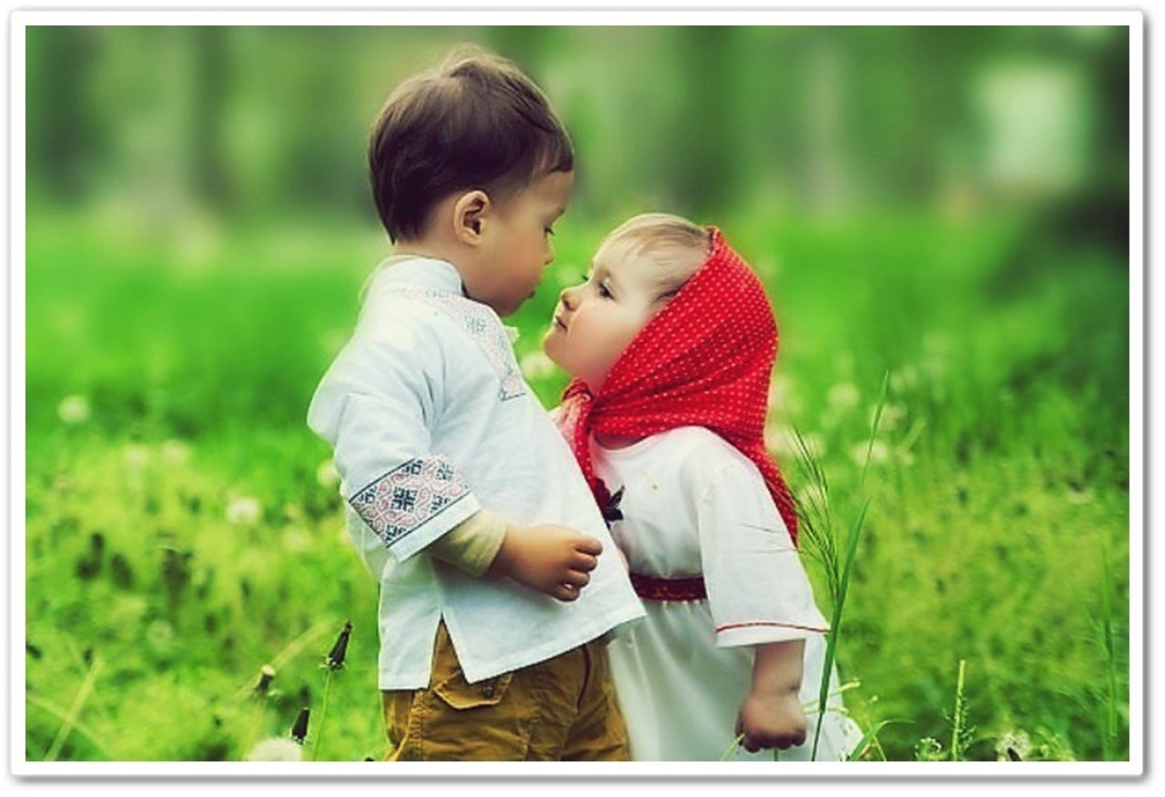 Есть ребенок люблю другого. Детский поцелуй. Малыши любовь. Мальчик и девочка любовь.
