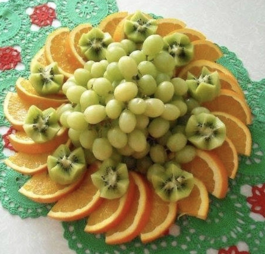 Нарезка фруктов с виноградом
