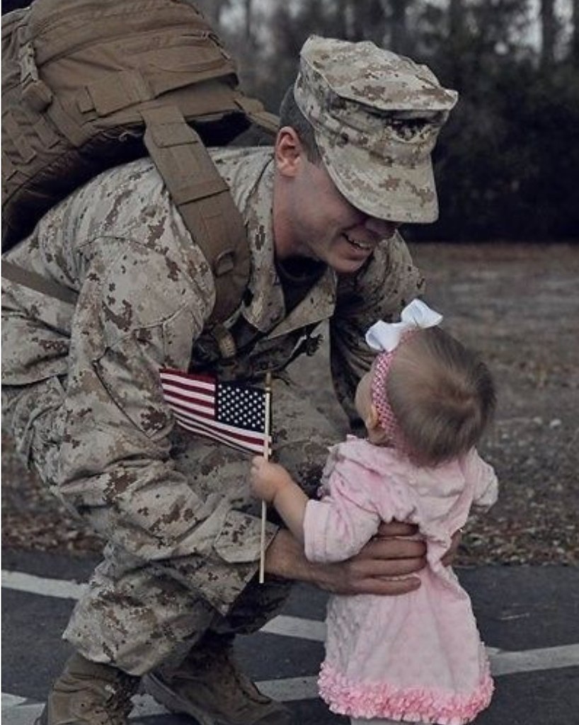 Видеть себя в военной форме. Военный с дочкой. Военный с ребенком. Папа военный. Русский военный с ребенком.