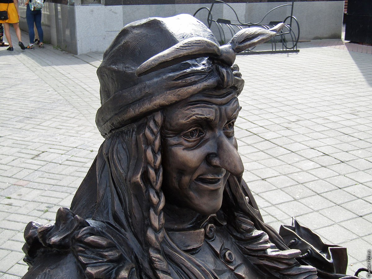 Памятник бабе Яге в Екатеринбурге