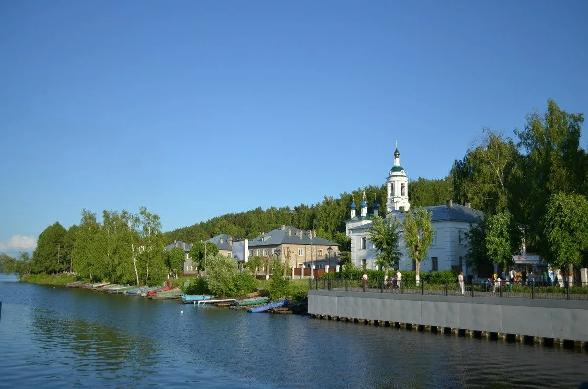 Плес фото города. Плёс на Волге город. Городок Плес на Волге. Набережная и река Волга Плес. Набережная Плеса Ивановская.