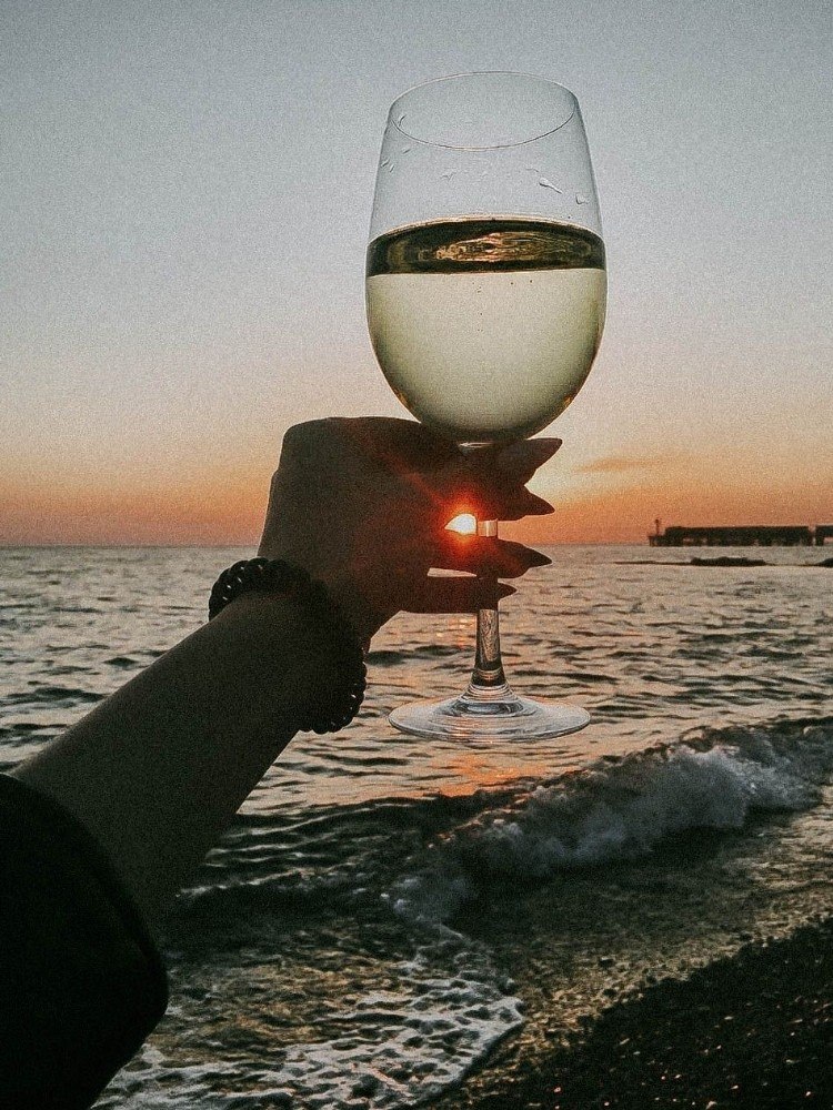 Фото с бокалом вина на море