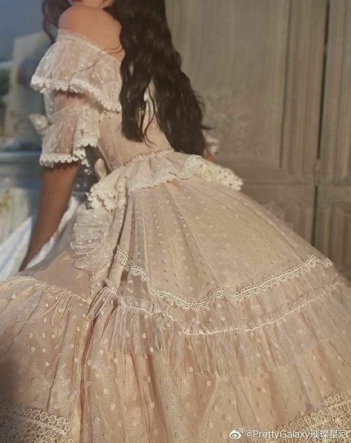 Красивые девушки 19 века в платьях