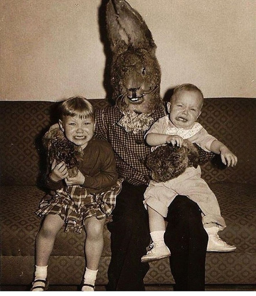 Страшный заяц с двумя детьми