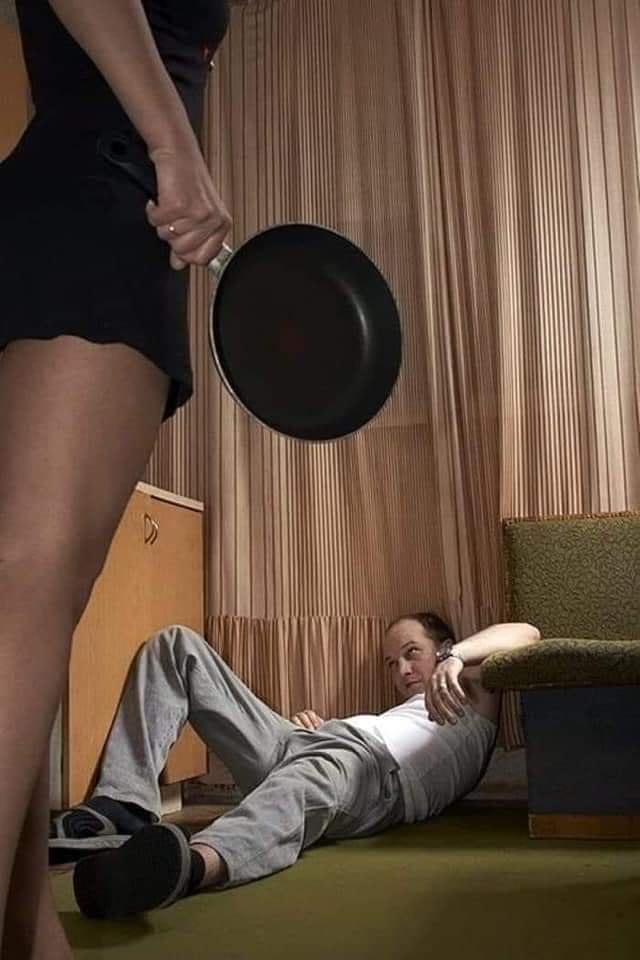 Жена бьет мужа по яйцам фото