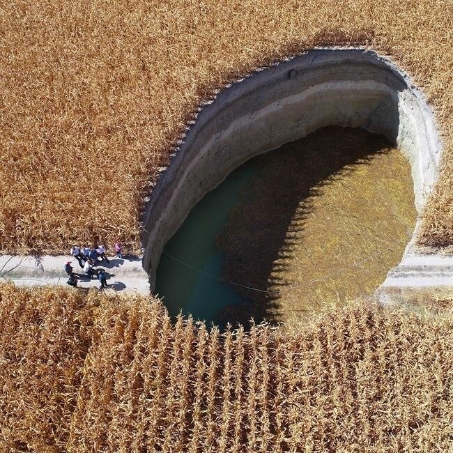 Фото дырки на поле