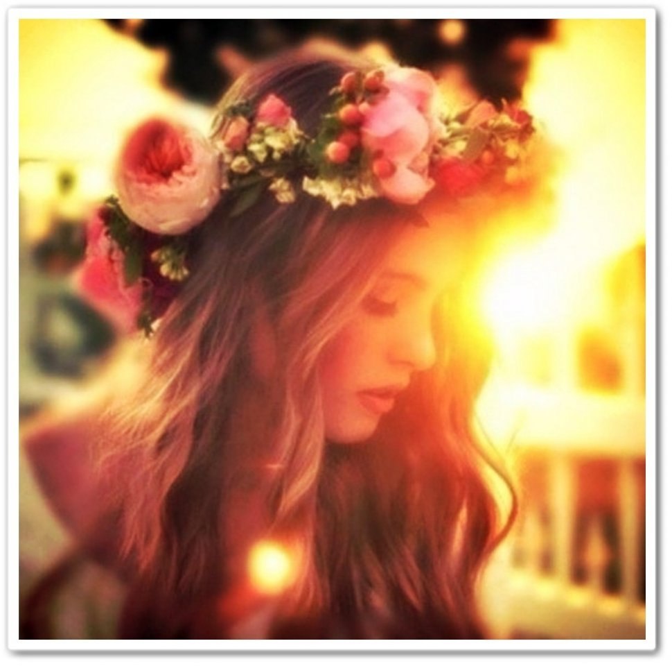 Девушка с цветами на голове